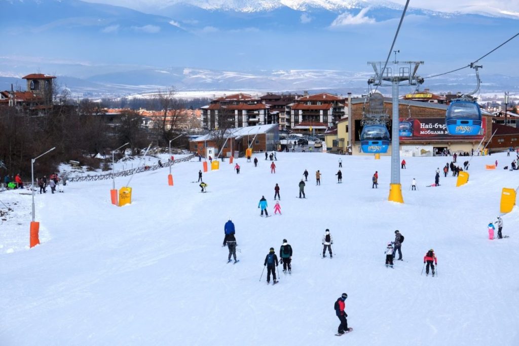 Скиори на писта в Банско