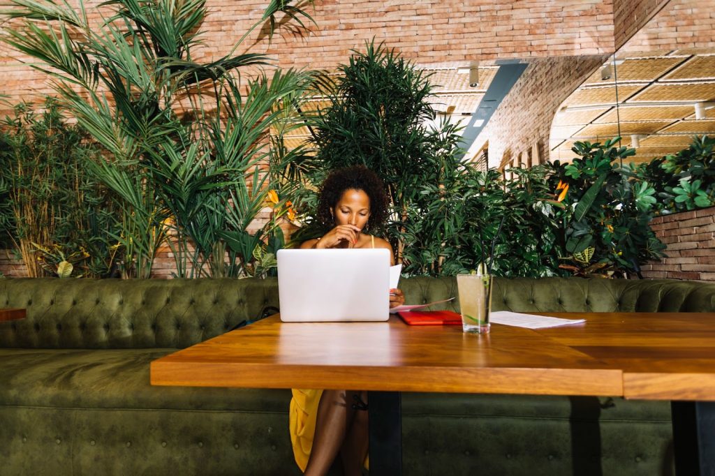 жена е кафене с лаптоп