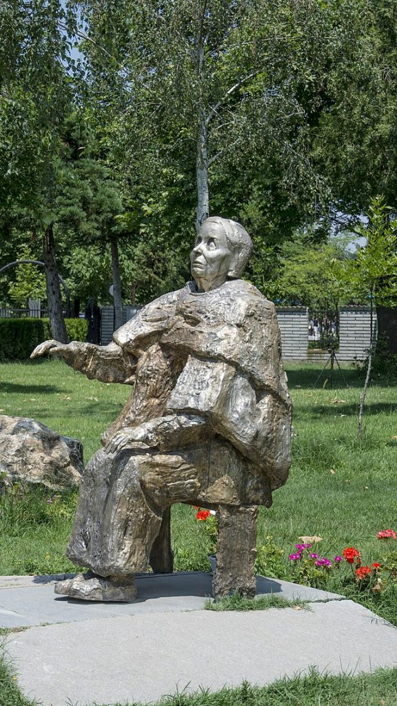 желязна статуя на баба Ванга