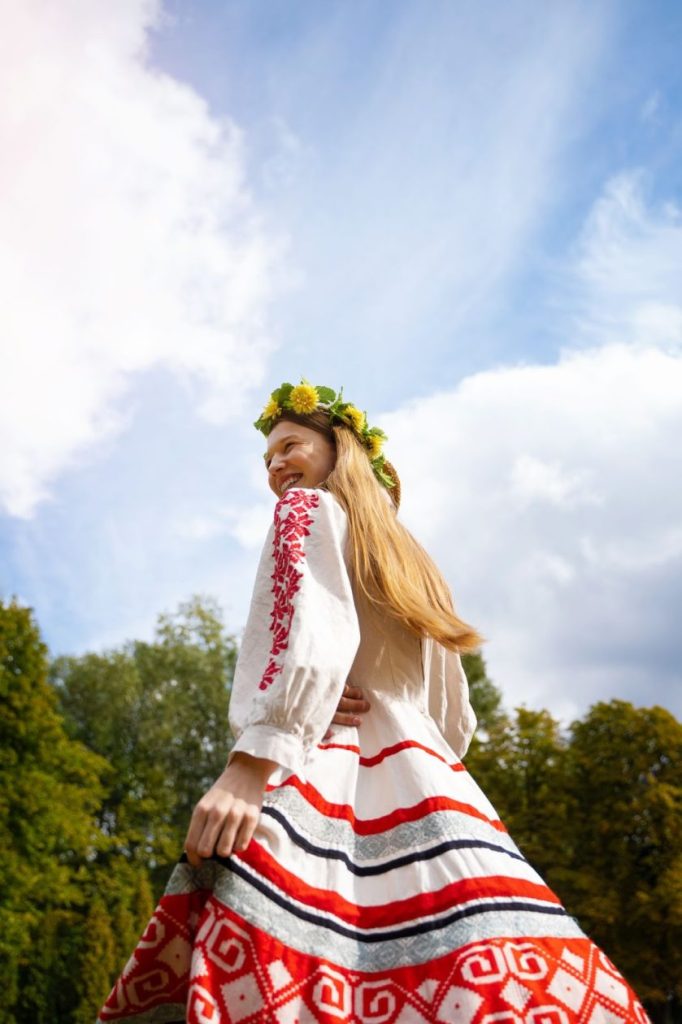 руса млада жена с венец на главата и носия