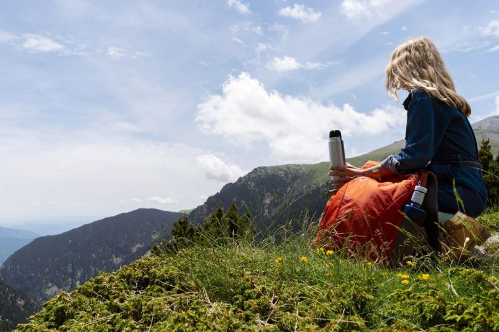 Жена си почива по време на преход в планината