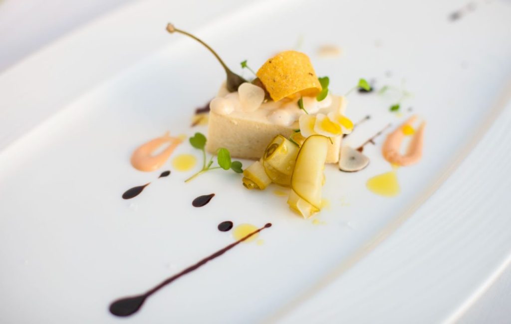 гурме десерт с жълт бял и оранжев нюанс