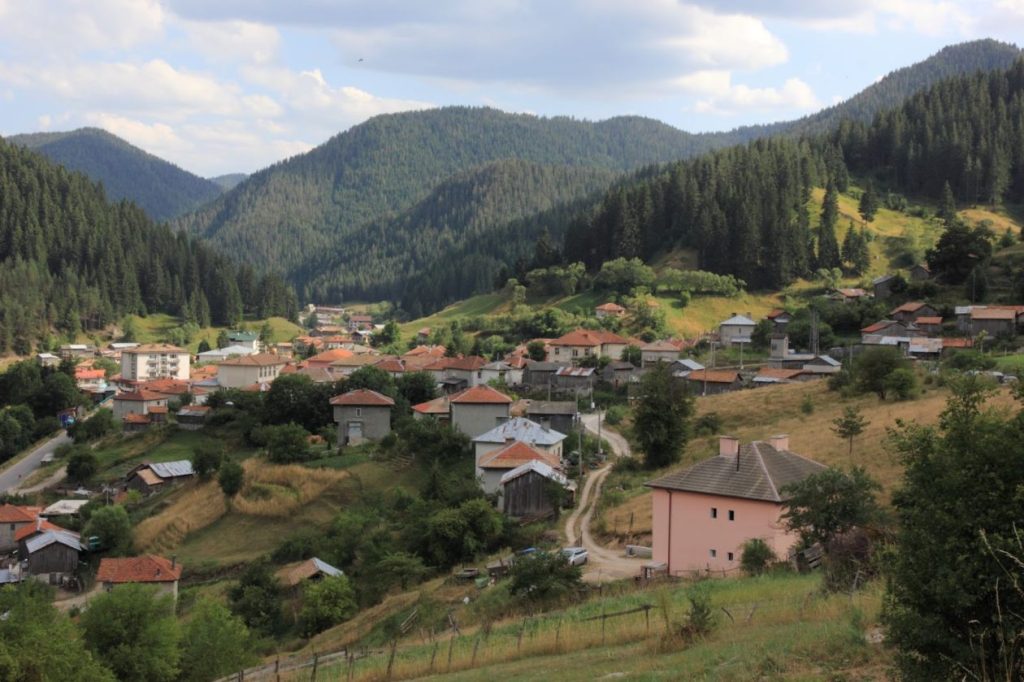 Малко село на фона на висока планина