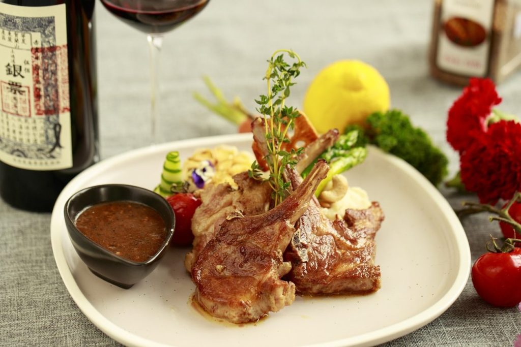 вкусна вечеря от румсървис в хотелска стая