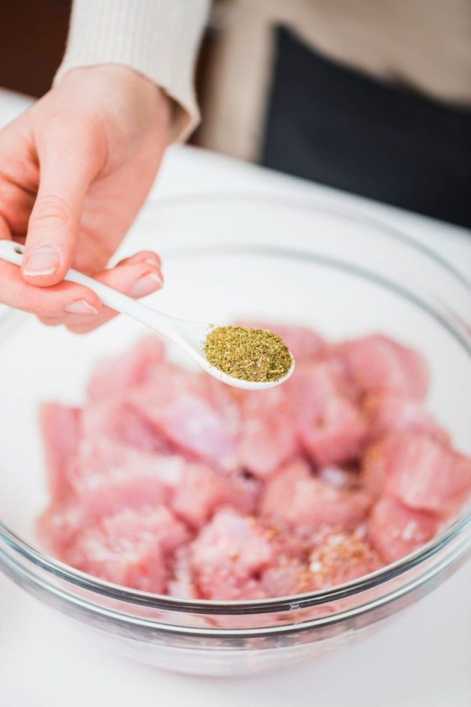 Жена приготвя бански старец.