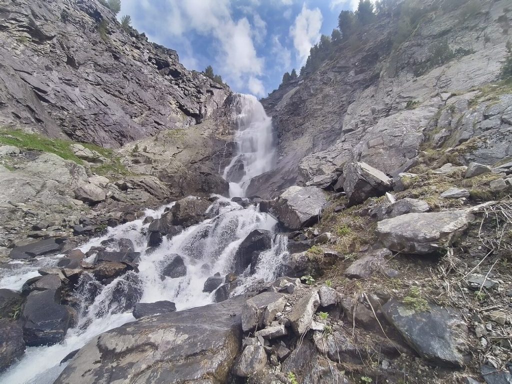 Водопад Рилска Скакавица, който се спуска от високо в скалиста местност.