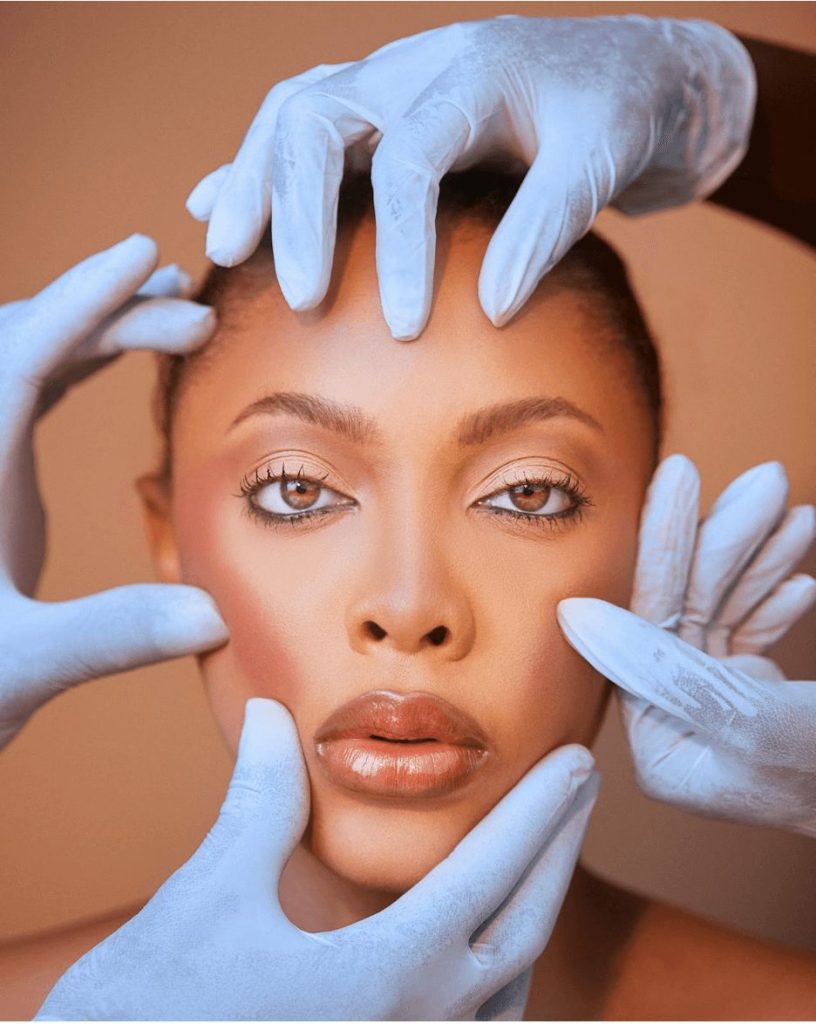 красива жена след процедури за околоочен контур