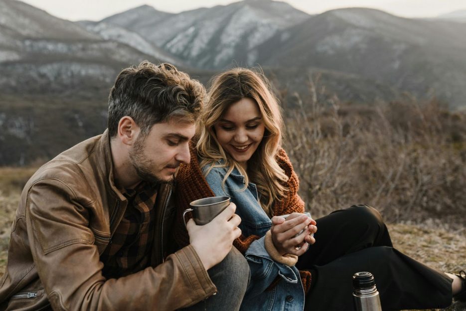 момче и момиче си почиват по време на преход в планината