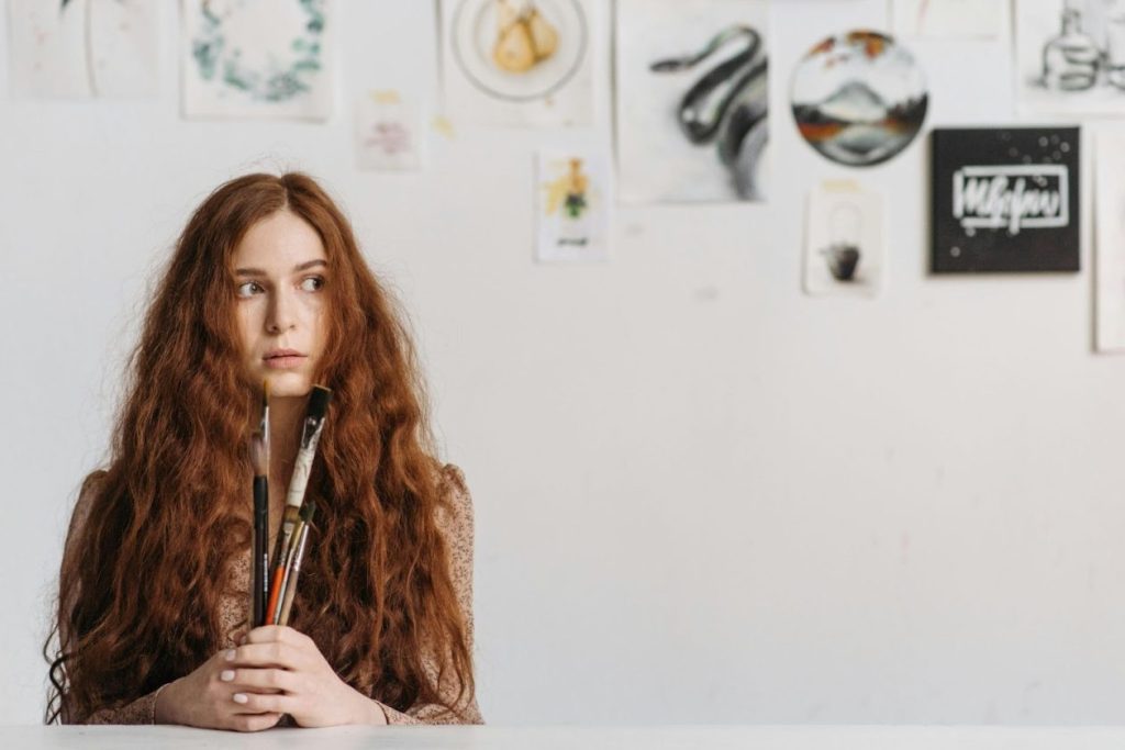 жена с къдрава коса