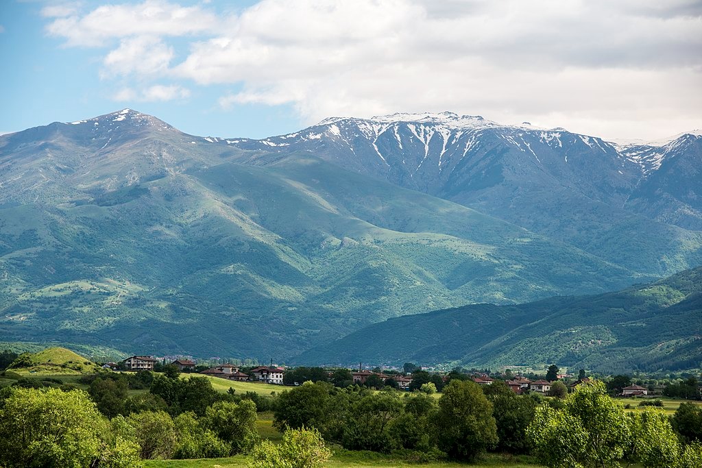 Рила планина със заснежени върхове